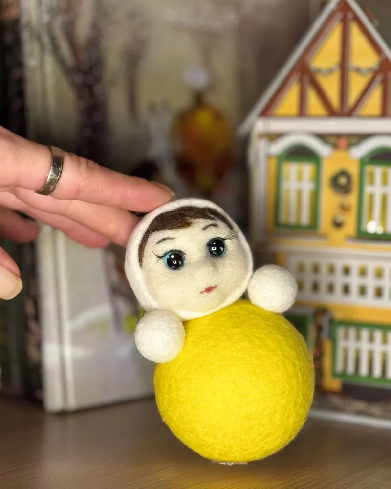 Елочная игрушка - солнечная неваляшка