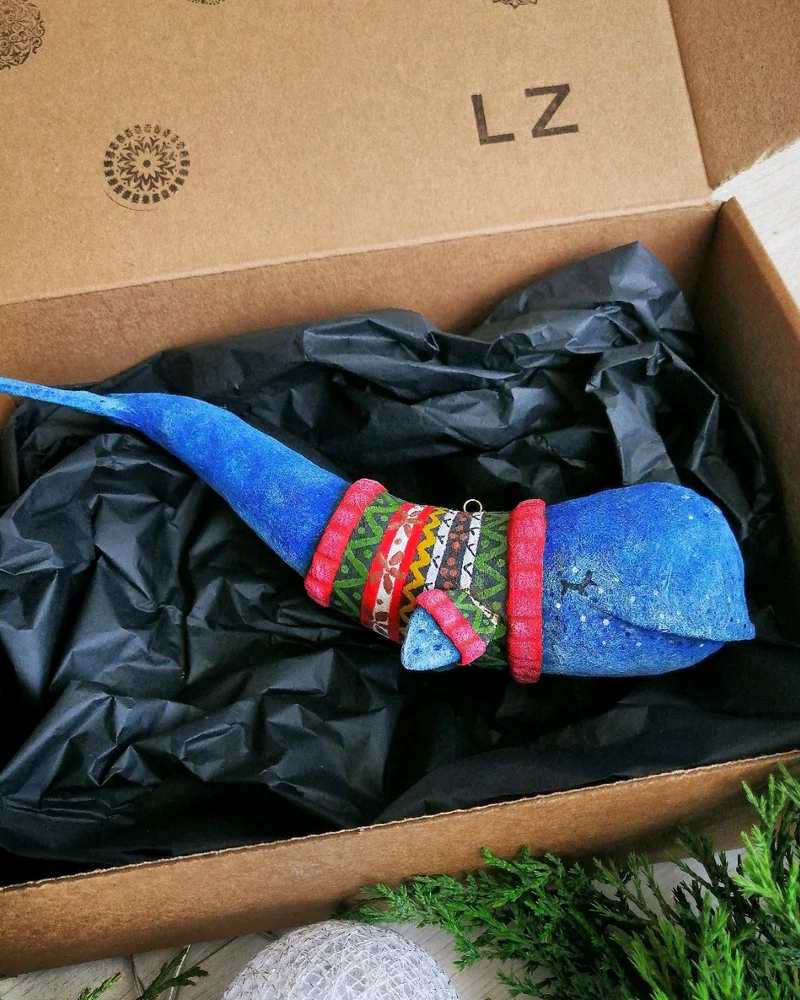 Синие кашалоты в свитерах, ватные игрушки