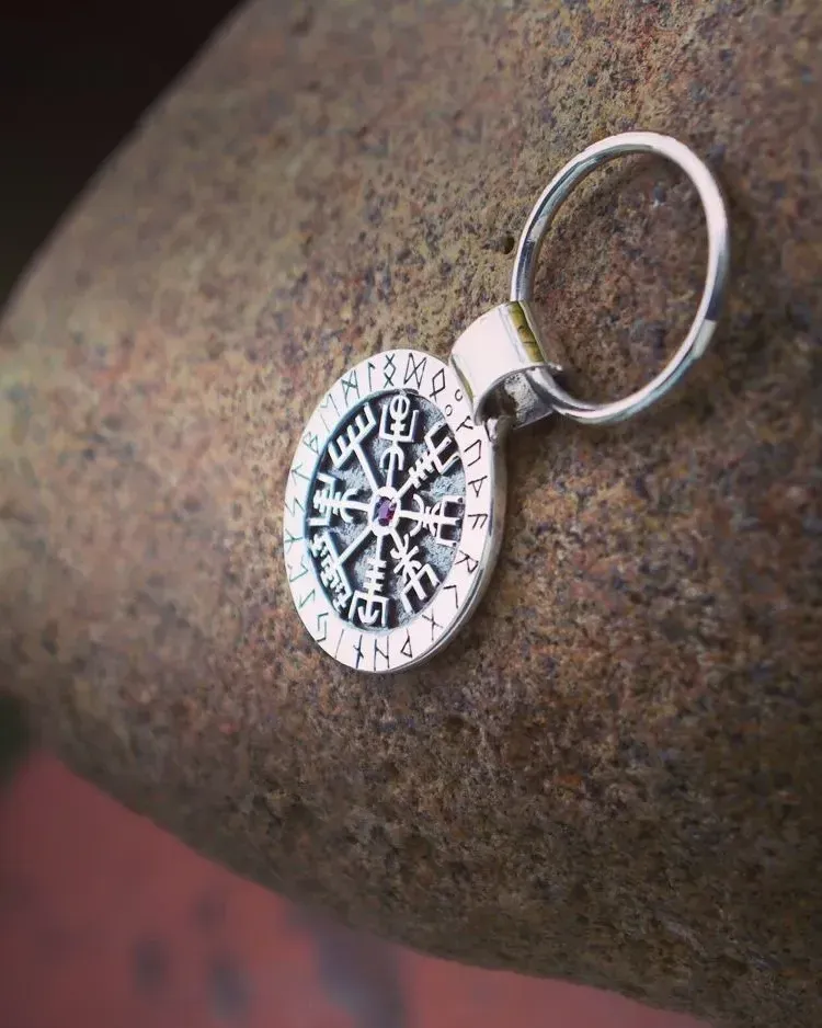 Vegvisir - брелок Рунический компас (Указатель пути) — Основной