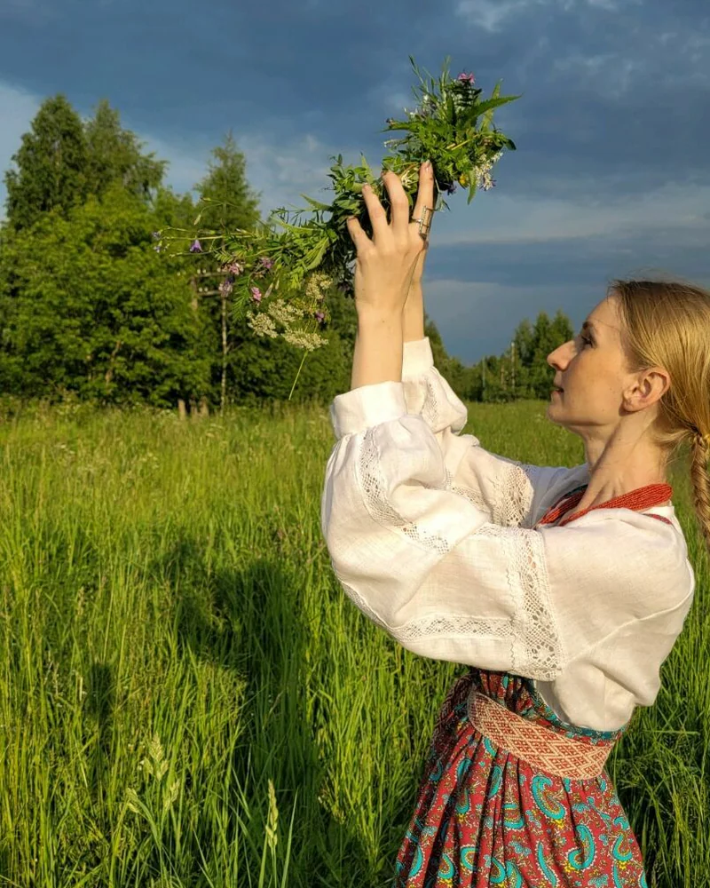 Блузка льняная с кружевом, белая