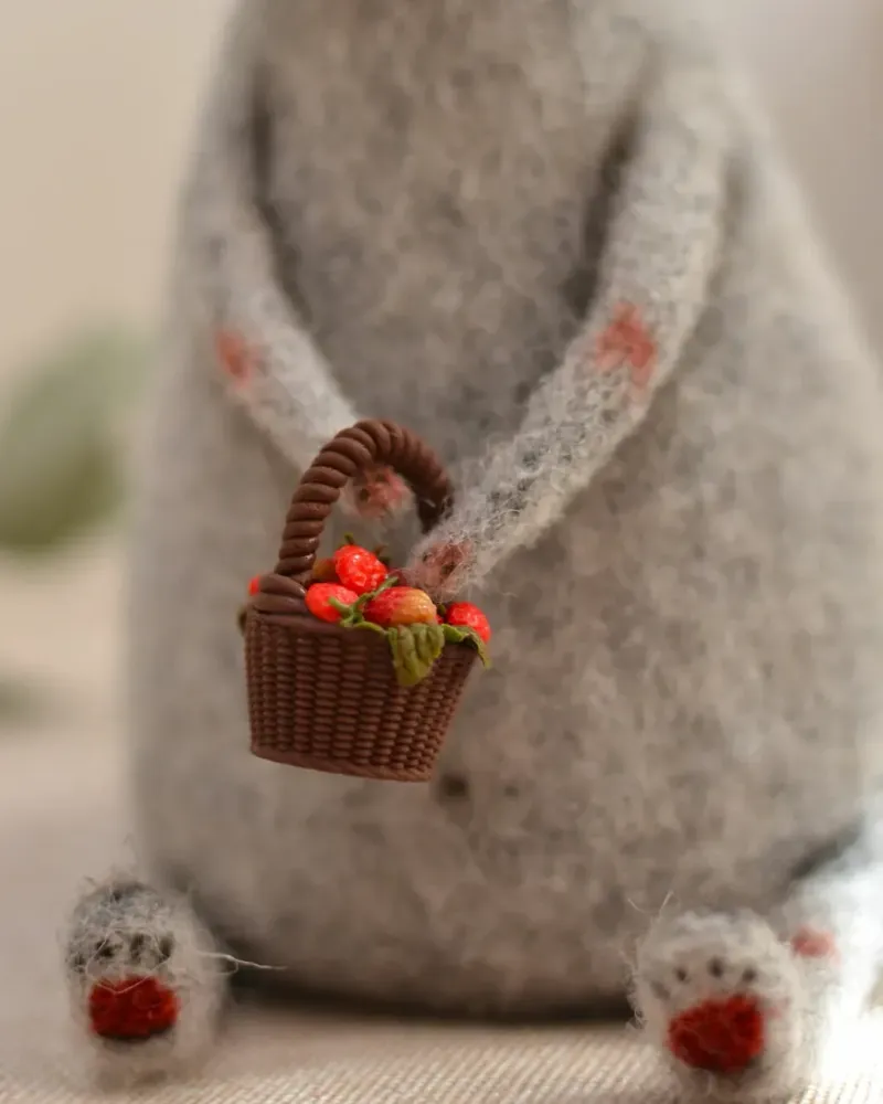 Серый зайка с корзинкой клубники