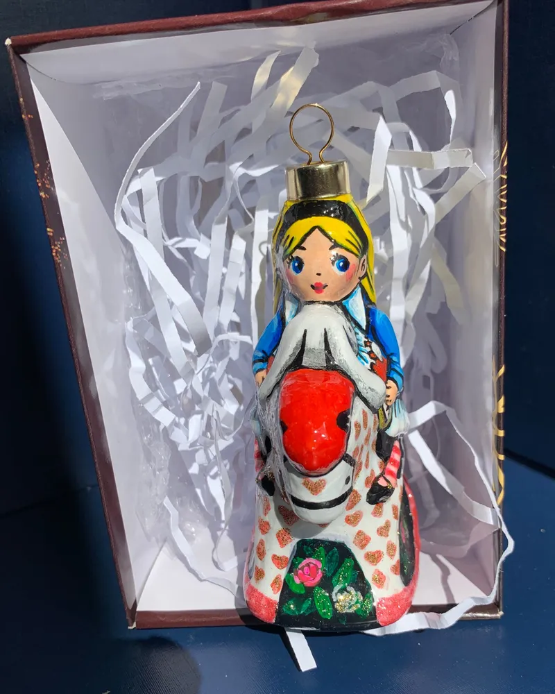 Стеклянная ёлочная игрушка «Алиса» — Алиса