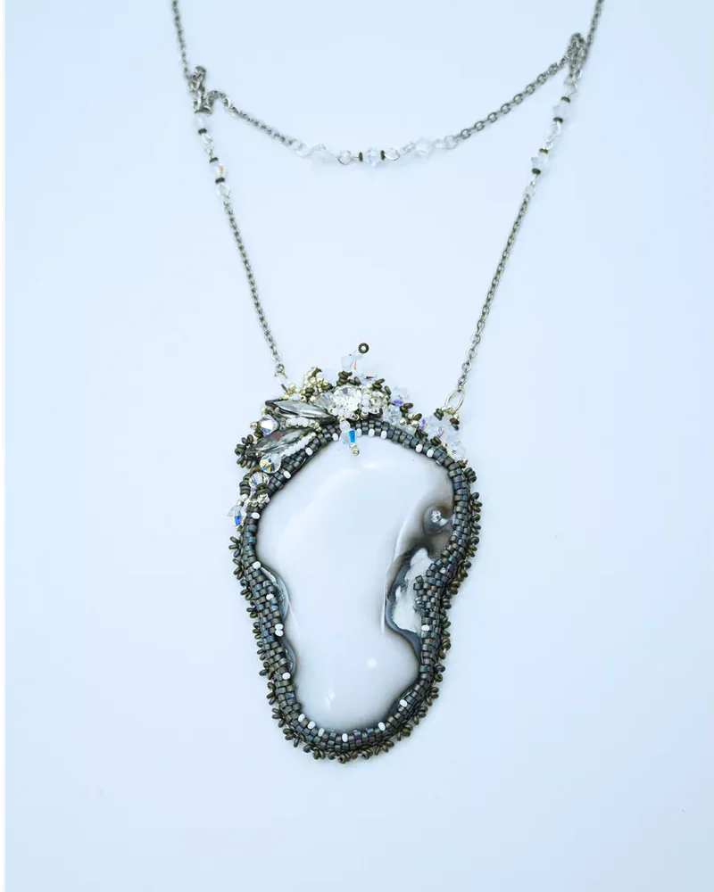 Авторский кулон с кахолонгом и Swarovski