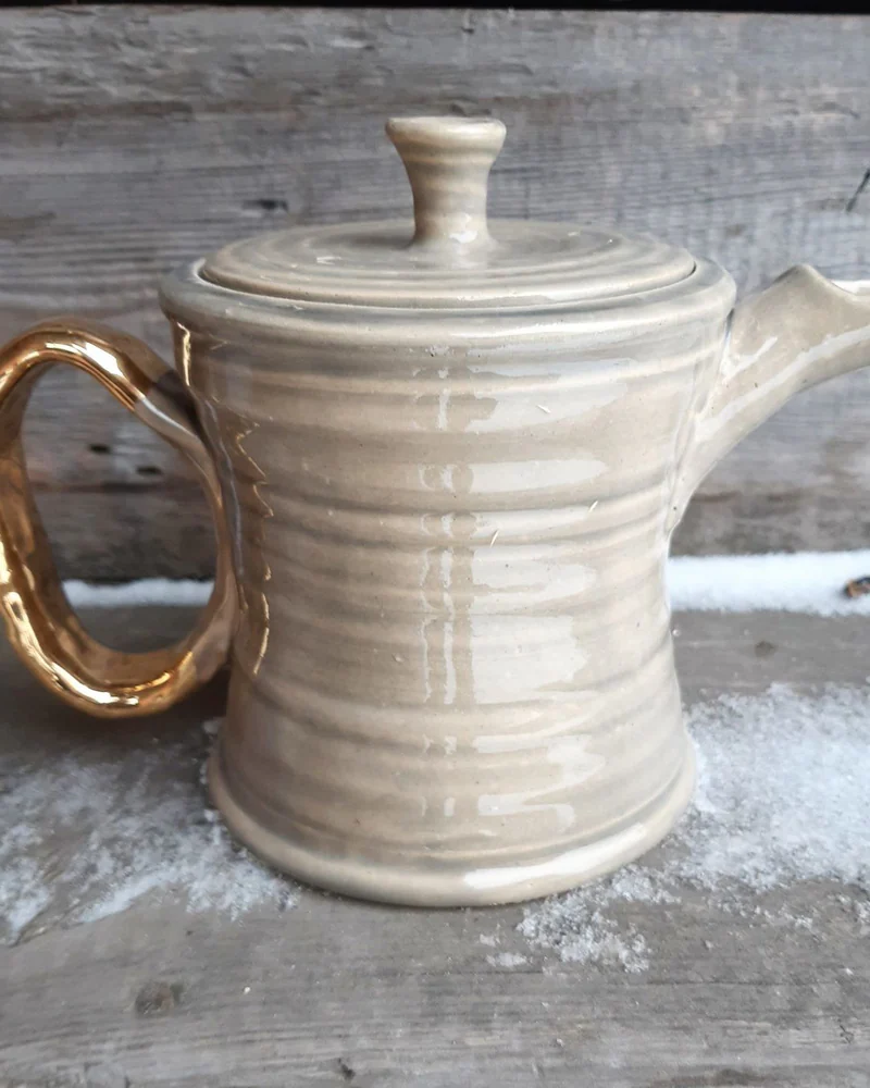 Серый чайник с золотой ручкой, 1 л