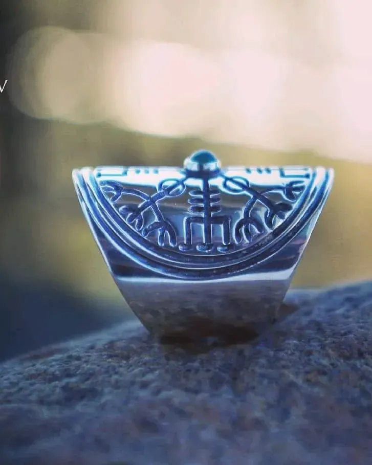 Рунический перстень Агисхьяльм — Основной