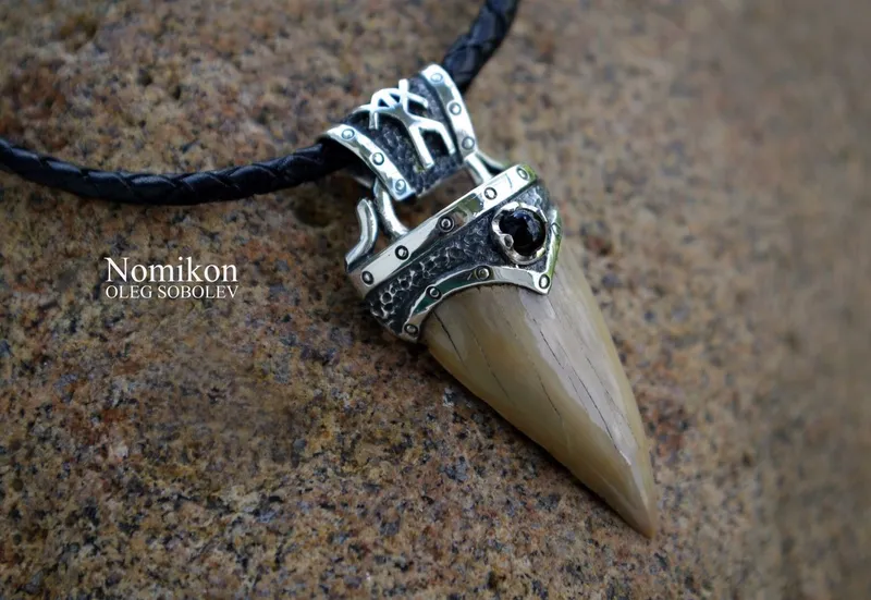 Окаменелый зуб ископаемого Carcharodon carcharias
