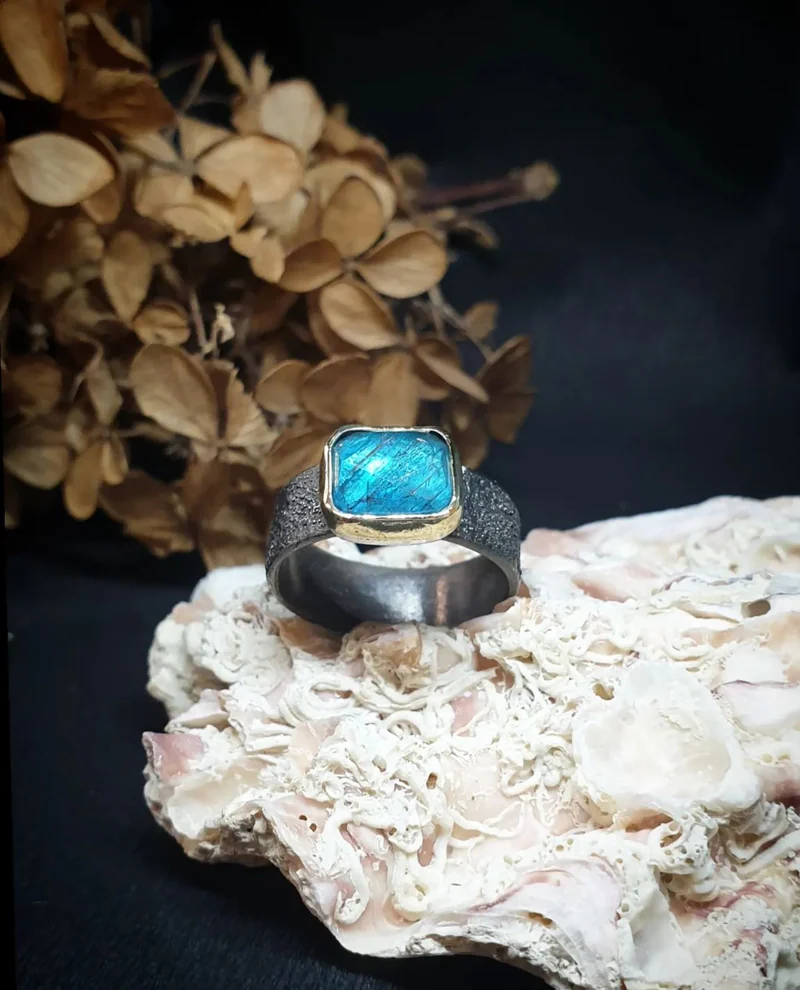 Кольцо с неоновым апатитом параиба