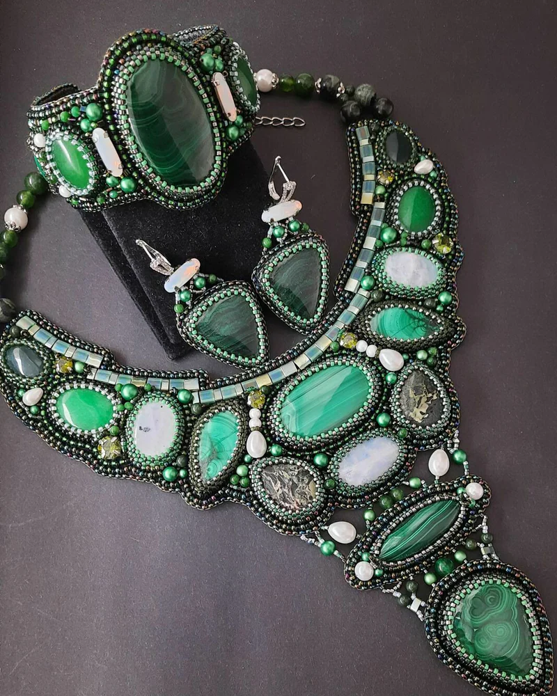 колье, браслет и серьги из малахита, лунного камня