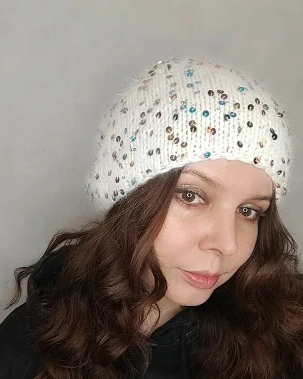 белая шапка с разноцветными пайетками