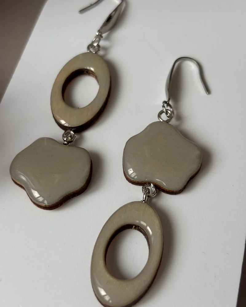 Серьги серые деревянные.Асимметрия