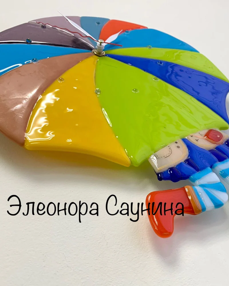 Часы настенные фьюзинг Девочка под зонтиком