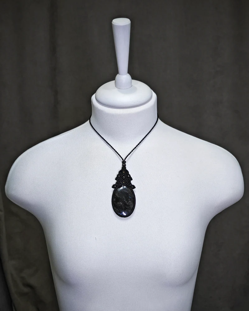 Кулон антофиллит с гранатом натуральный камень черный макраме подвеска