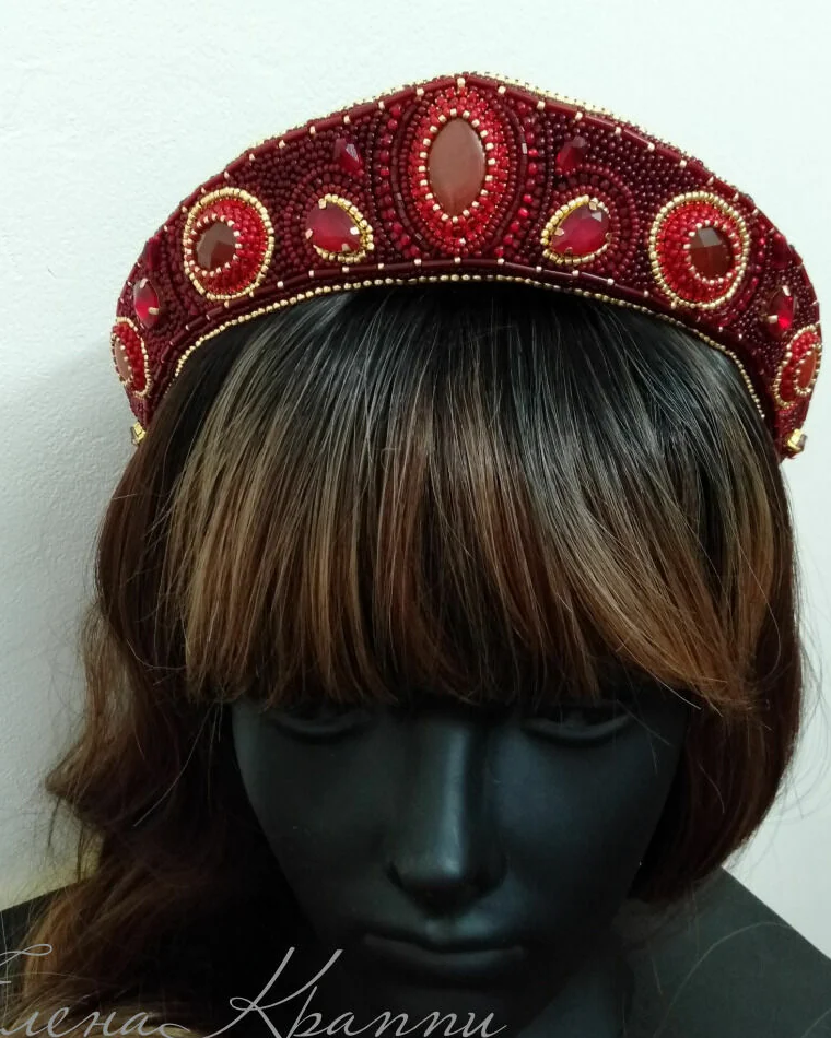 Красный кокошник с натуральными камнями