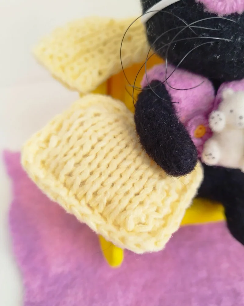 Черный котенок в кресле. Валяная игрушка кошка Войлочная игрушка кот