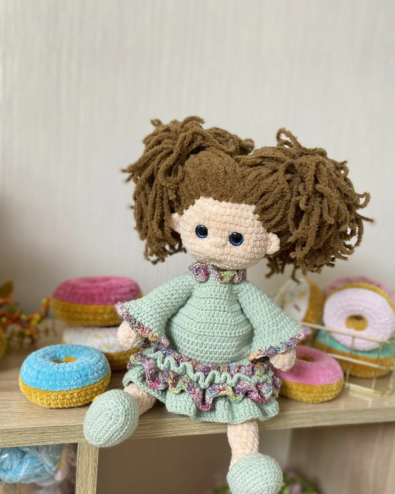 Вязаная кукла в мятном платье амигуруми