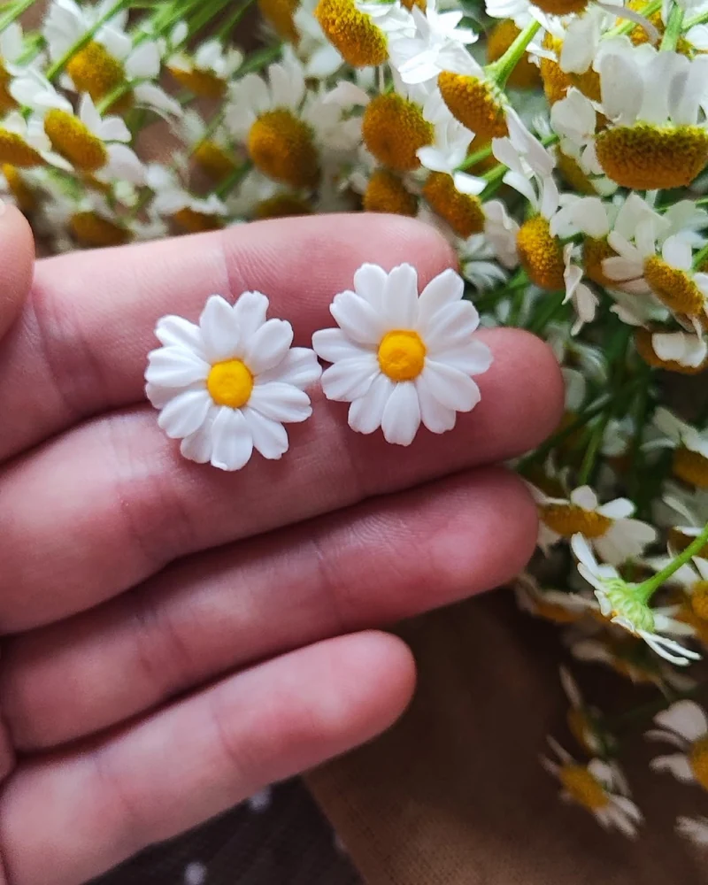 Серьги-ромашки из полимерной глины — 1,6 см