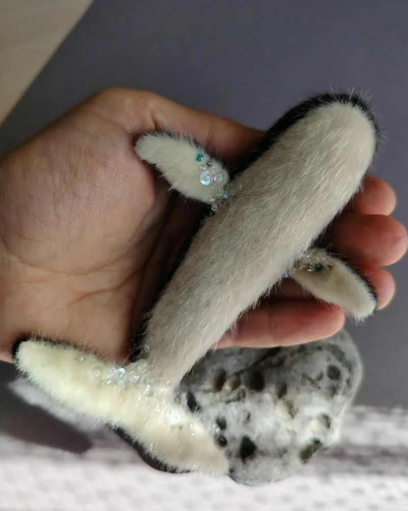 Коричневая рыбка с розовым камнем