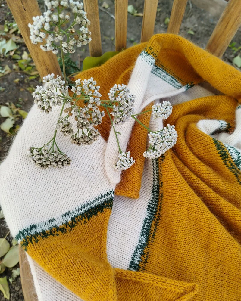 Косынка вязаная, пуховая, " Осеннее солнце "