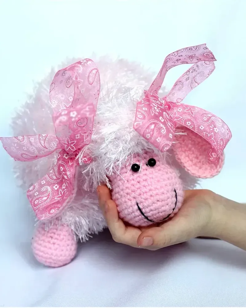 Вязаная игрушка-подушка «Овечка» — Светло-розовый