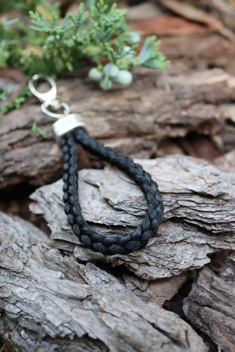 Брелок-петля из косички, сплетённой из конского волоса