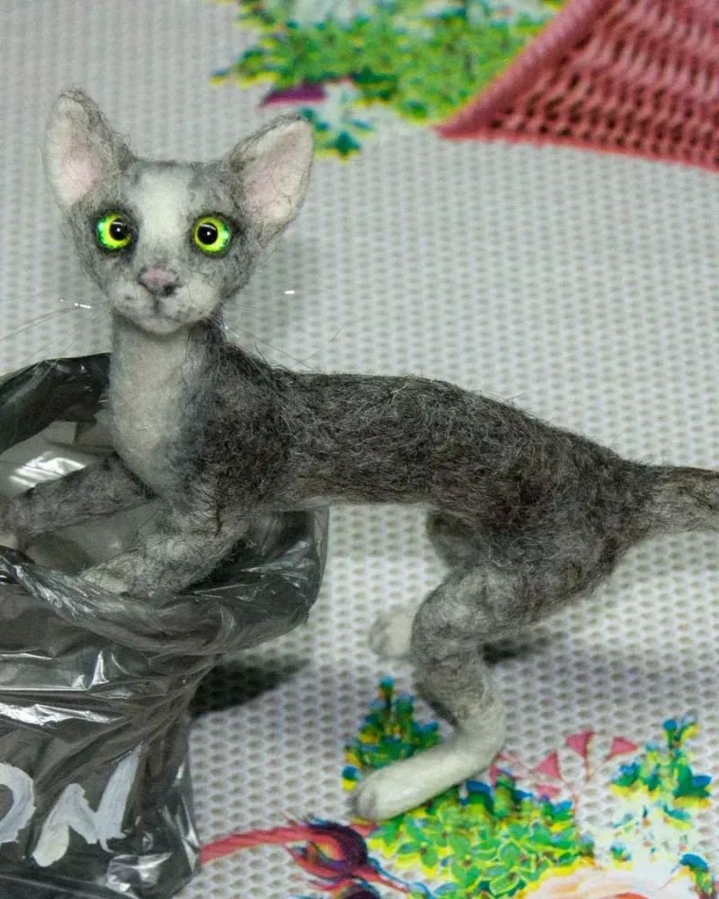 Котик с пакетом, валяная игрушка — Основной