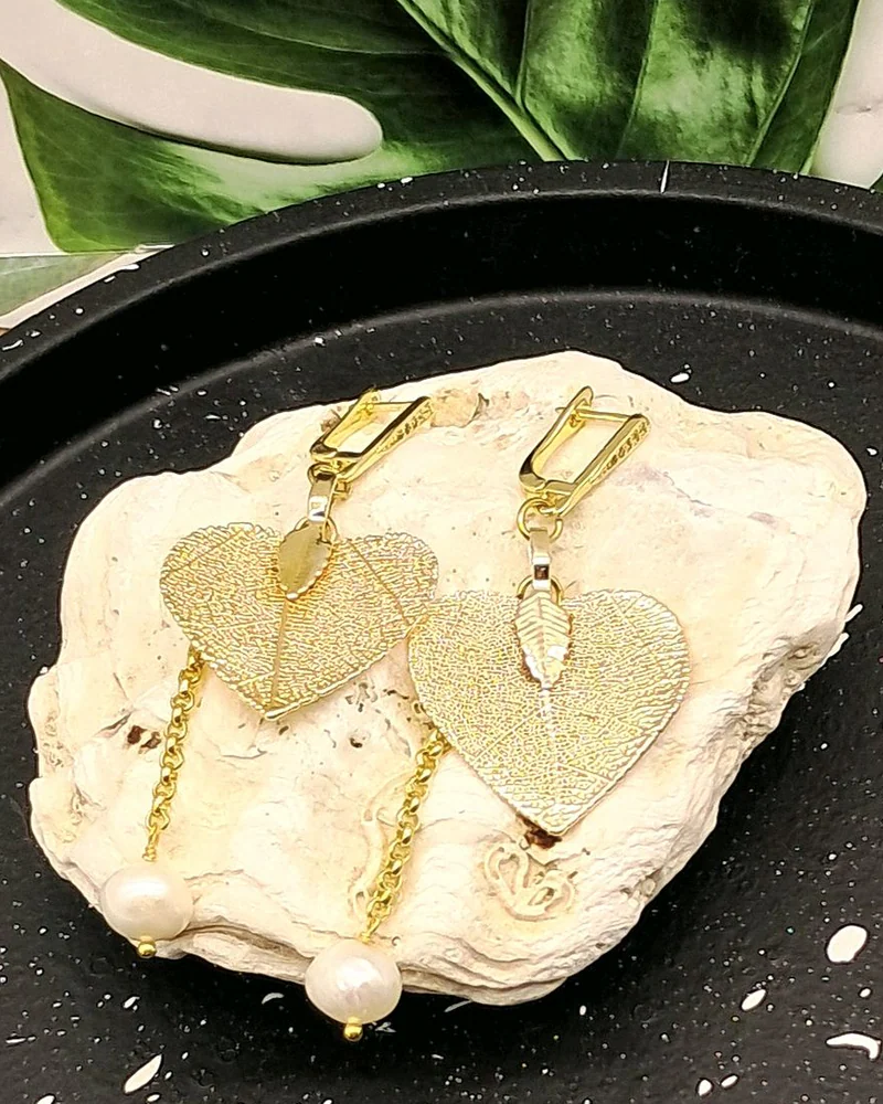 Серьги - листья с цепочкой и натуральным жемчугом