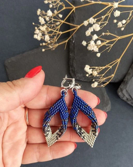 Серьги из бисера Листочки Градиент синие подарок для мамы