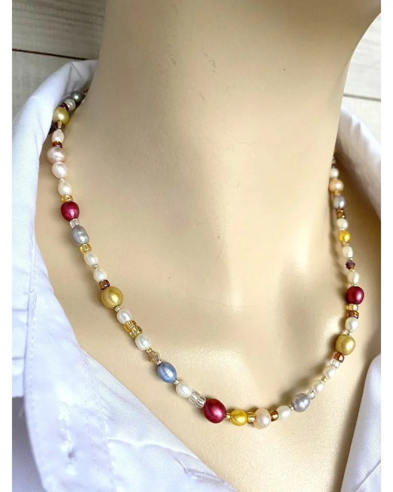 Колье из тонированного жемчуга — многоцветное, с бусинами Swarovski