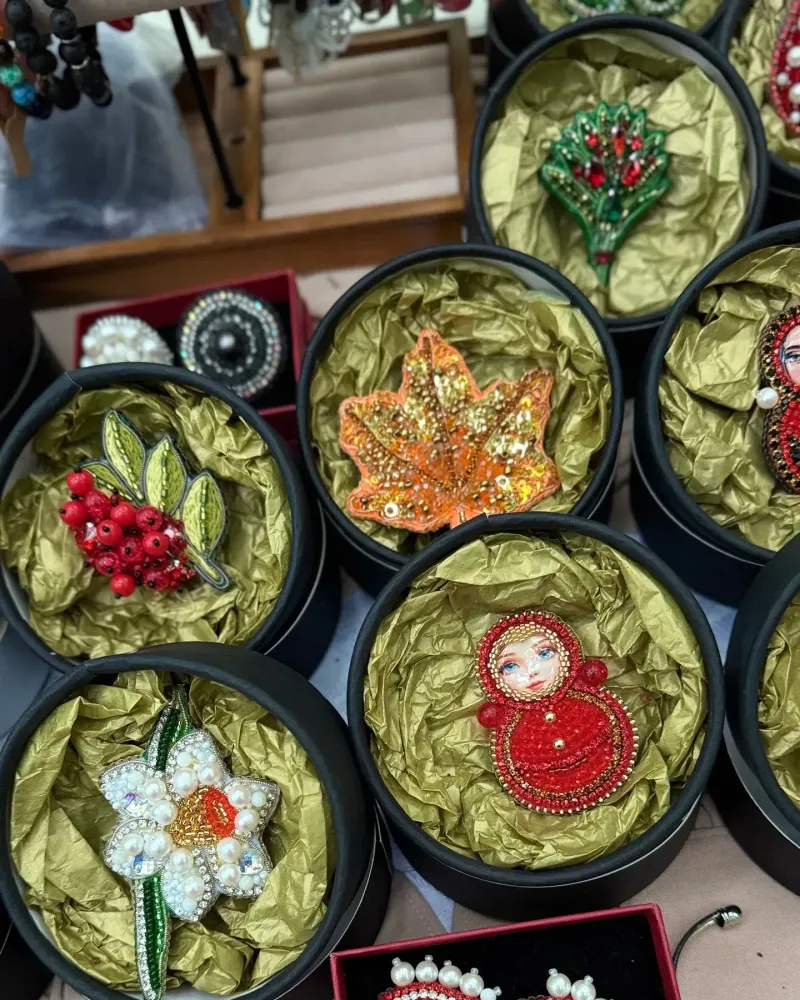 Красная брошь «Рябина»