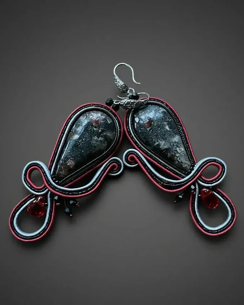 Серьги Осьминог сутажные черные с красным с эвдиалитом