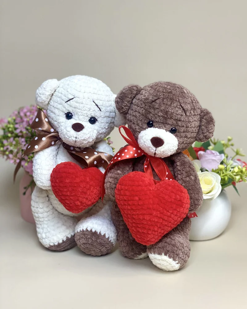 Вязаный белый мишка амигуруми с сердечком