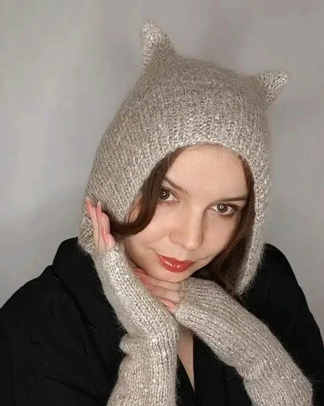 Чепчик с ушками и митенки с пайетками