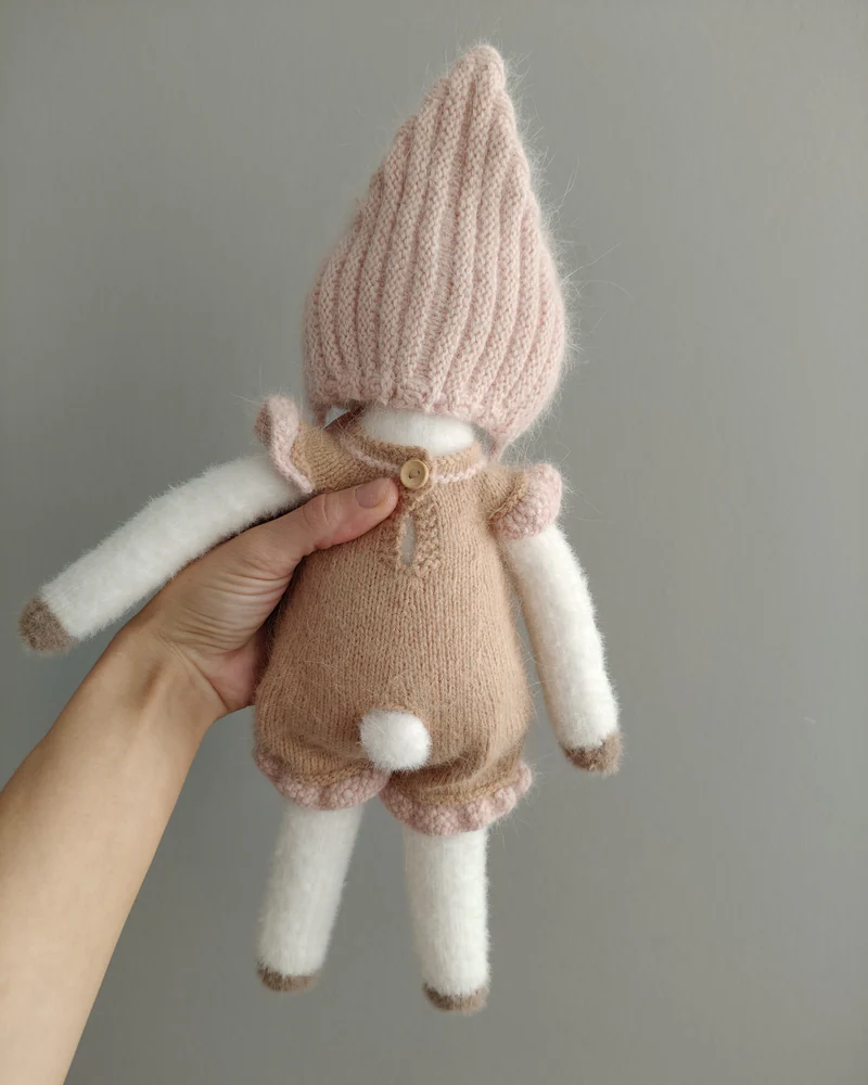 Игрушка козочка в комбинезоне и чепчике — Игрушка козочка