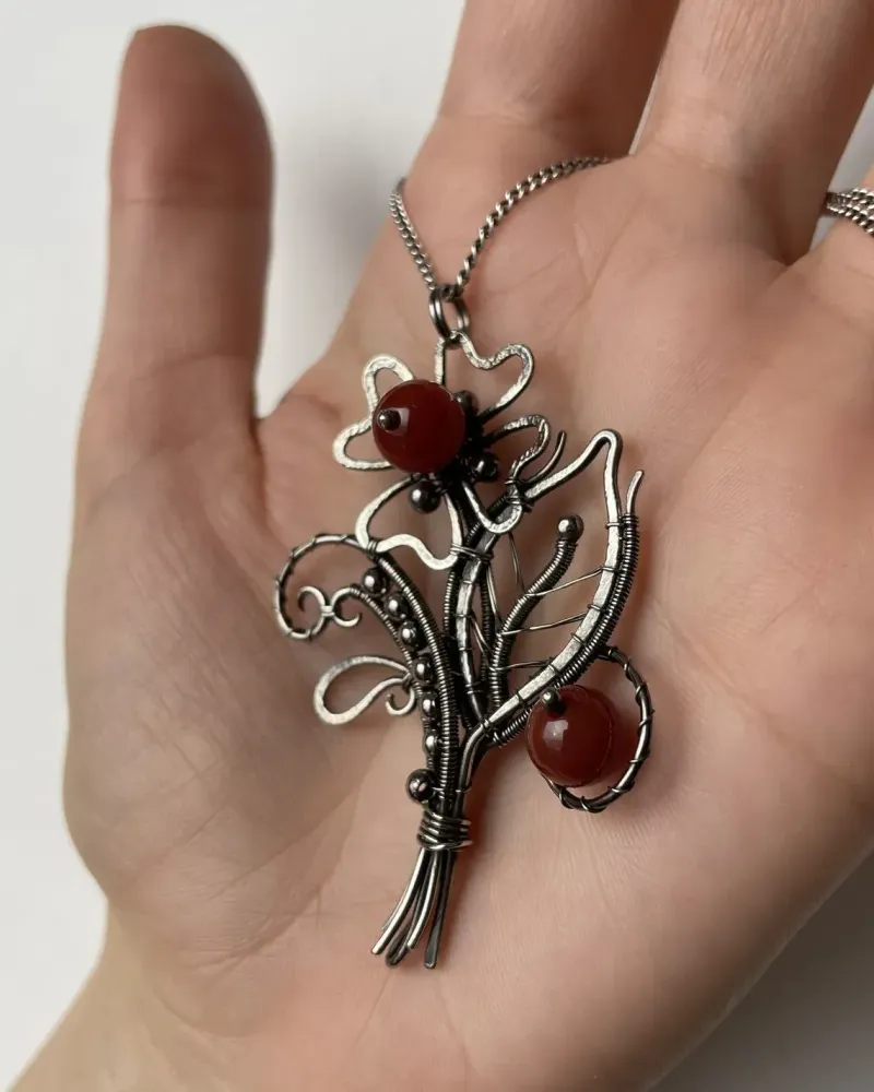Кулон с бусинами сердолика в технике wire wrap — Основной