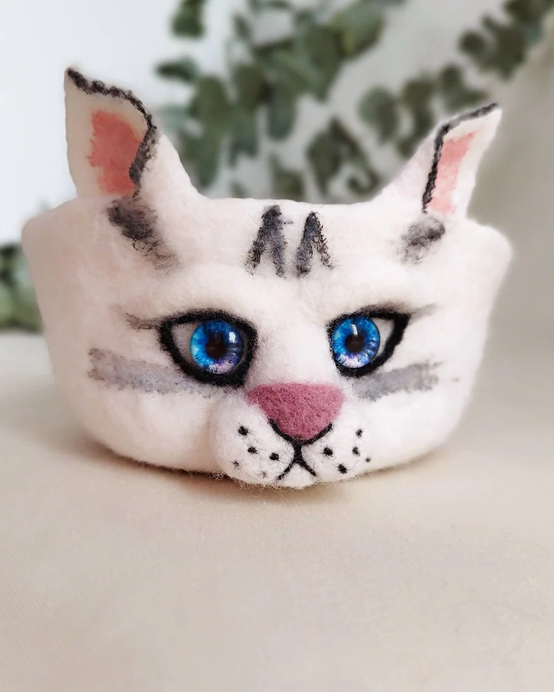Белый кот из шерсти. Корзинка для хранения мелочей