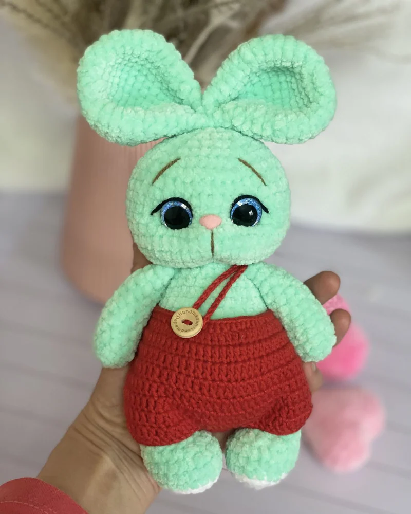 Вязаная зайка амигуруми