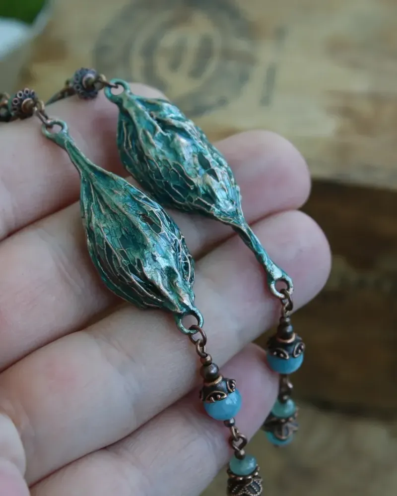 Асимметричные серьги из листьев рускуса с аквамаринами