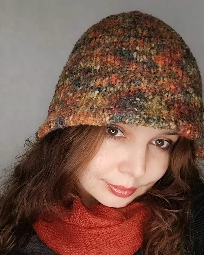 Шапка клош вязаная в осенних оттенках