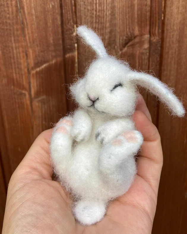 Спящий зайчонок валяная игрушка
