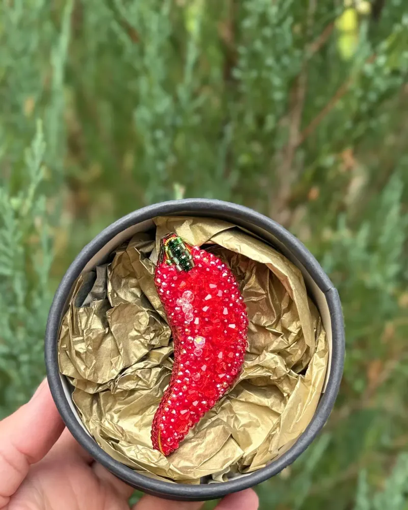 Красная брошь «Перец»