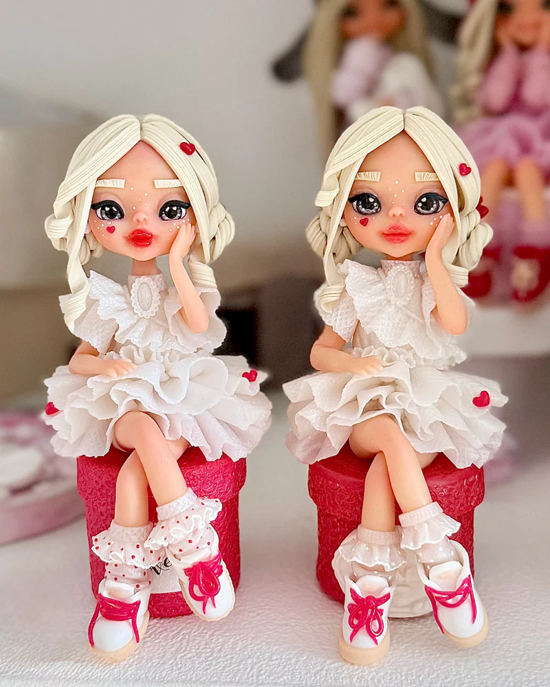 Кукла 3D в розово-белом платье