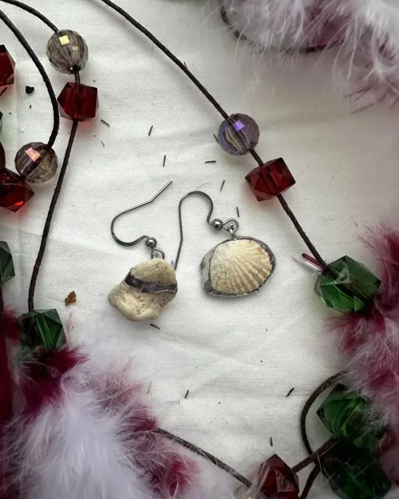 Серьги в витражной технике из ракушки и коралла — Молочный, серебро, белый