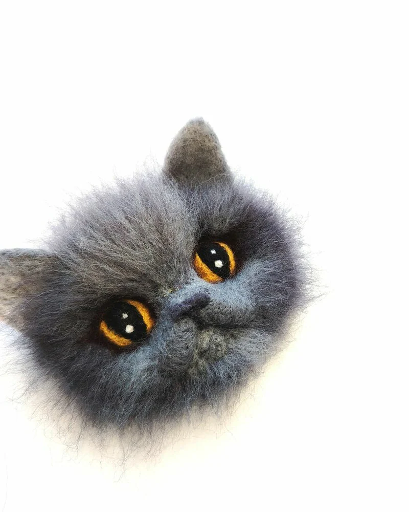 Брошь-булавка валяная «Котейка» — Жёлтые глаза