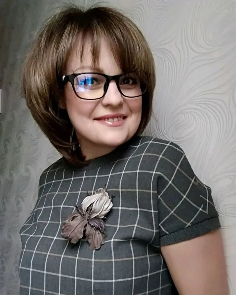 Серый ирис из кожи брошь цветок