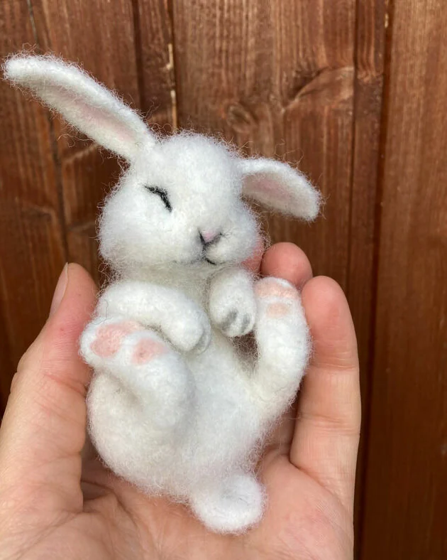 Спящий зайчонок валяная игрушка