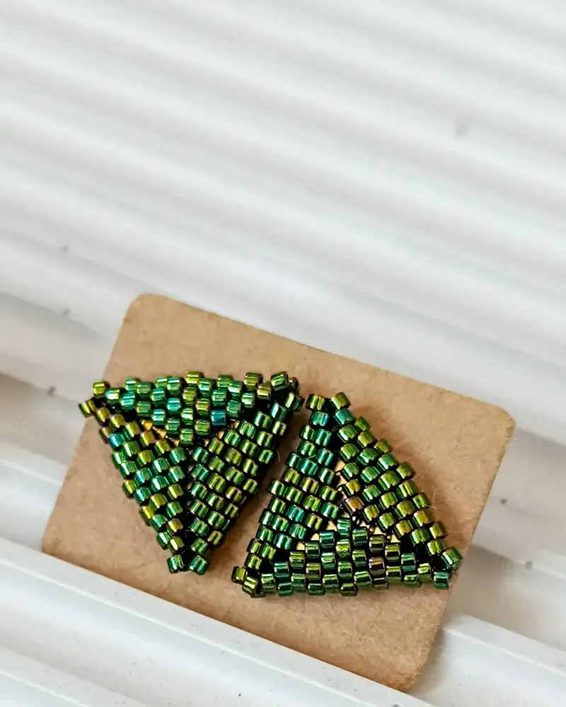 Серьги-гвоздики из бисера — Зелёные