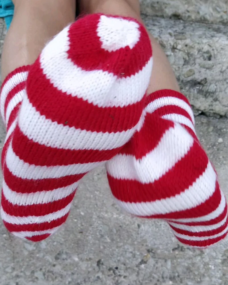 RussianSocks Вязаные носки полосатые красные шерстяные новогодние Гном — Красные полосатые носки Гном