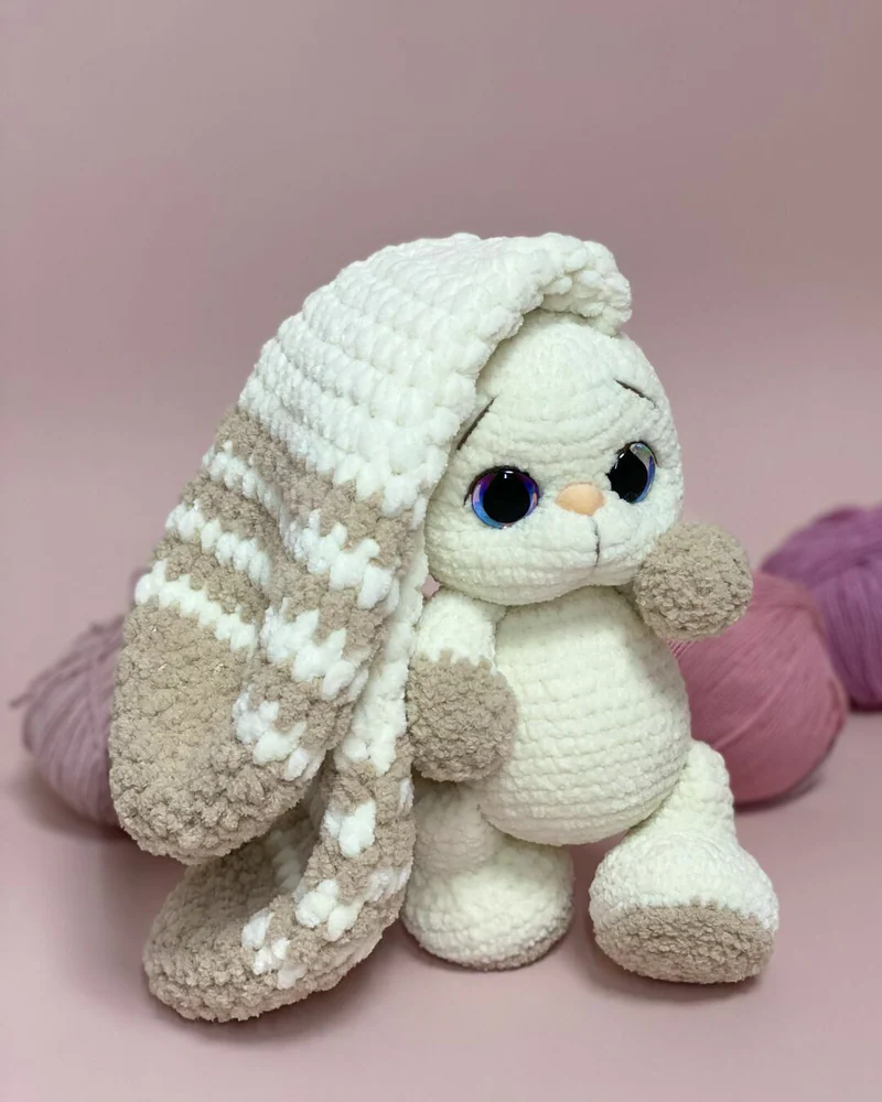 Вязаная белая зайка амигуруми