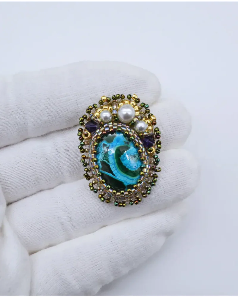 Брошь ручной работы с хризоколлой и Swarovski