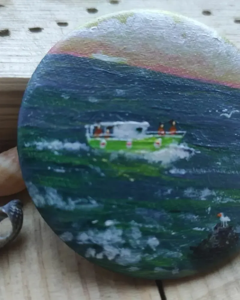 Брошь Баркас. Миниатюра на Холсте Катер в море. Морской пейзаж — Брошь
